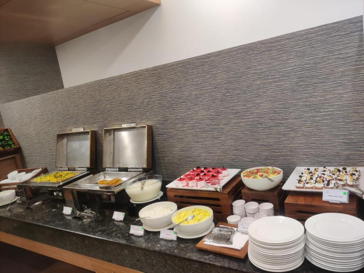 Expoinn Suites And Convention Greater Noida Exterior foto